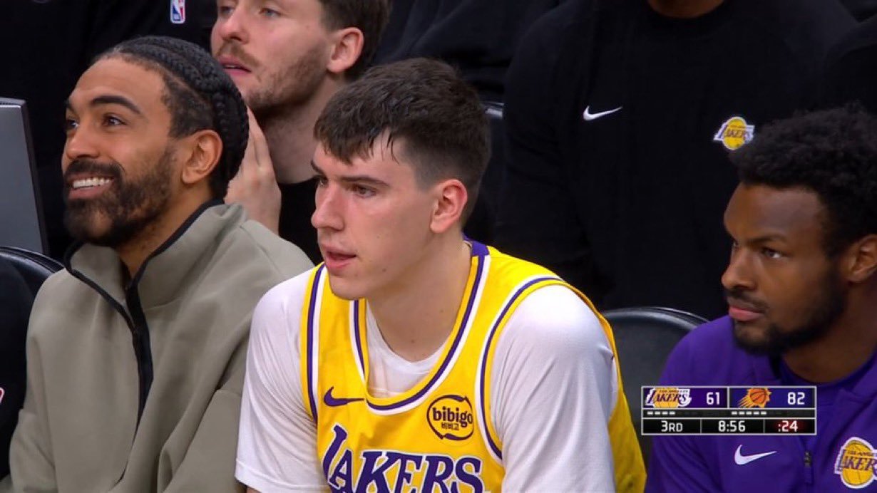 湖人已经落后太阳20+，文总心态不错。湖人vs太阳