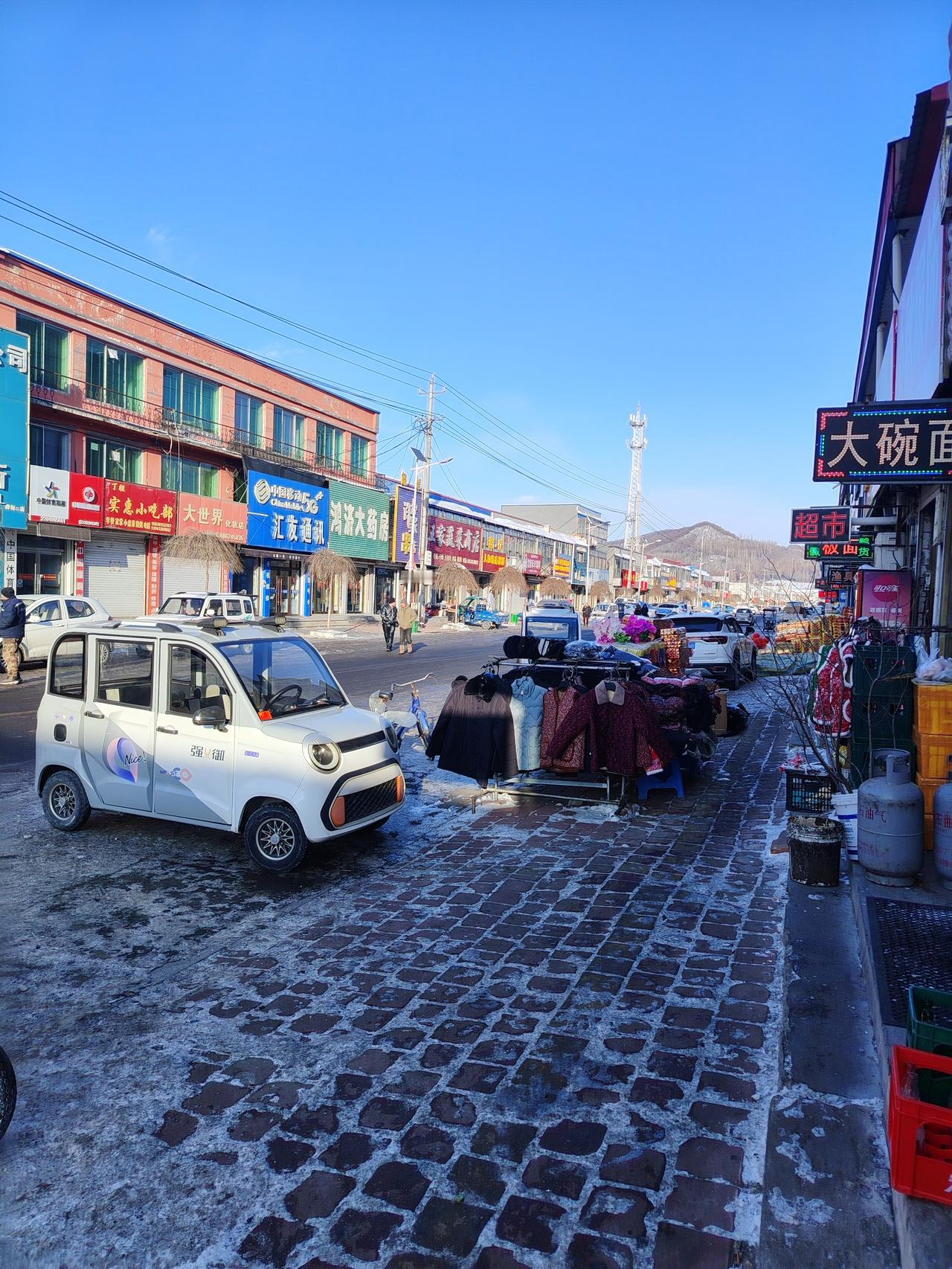 冬日生活打卡季这是冬天，我们街道里，雪是化了，但是路很滑呀下雪路滑滑 街上的雪景