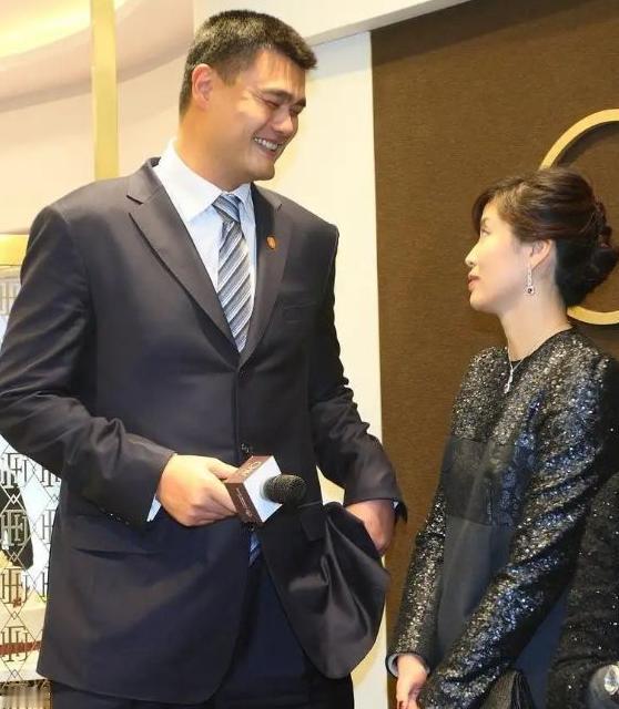 一次，有人问叶莉：“嫁给身高2米26，体重400多斤的姚明是什么样的体验？”叶莉