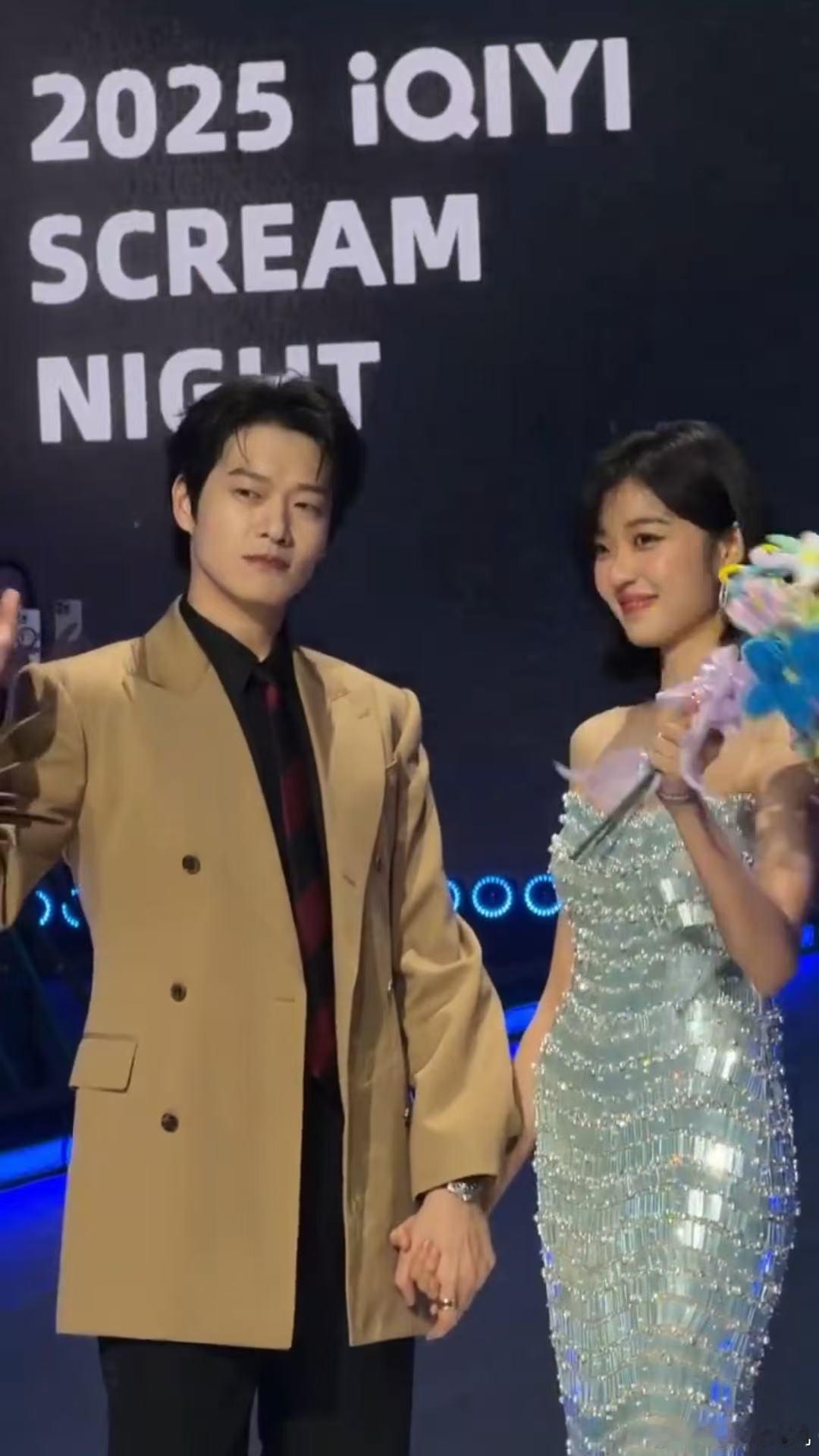 魏大勋走过头了 这次的小插曲让大家看到了他私下的可爱一面，台上高冷，台下迷糊，这