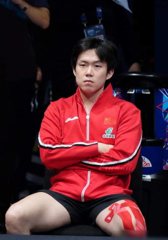 梁靖崑赛后采访哽咽，手抚球台像在告别，国乒更衣室到底发生了什么？
别光看他输给