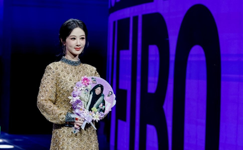 杨紫《生命树》微博之夜红毯手持白菊的扇子剧宣 