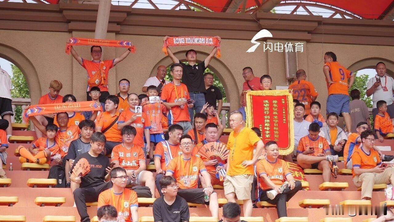 直击泰山队球迷开放日现场，200多名球迷前来参与。此次开放日训练，泰山队有24名