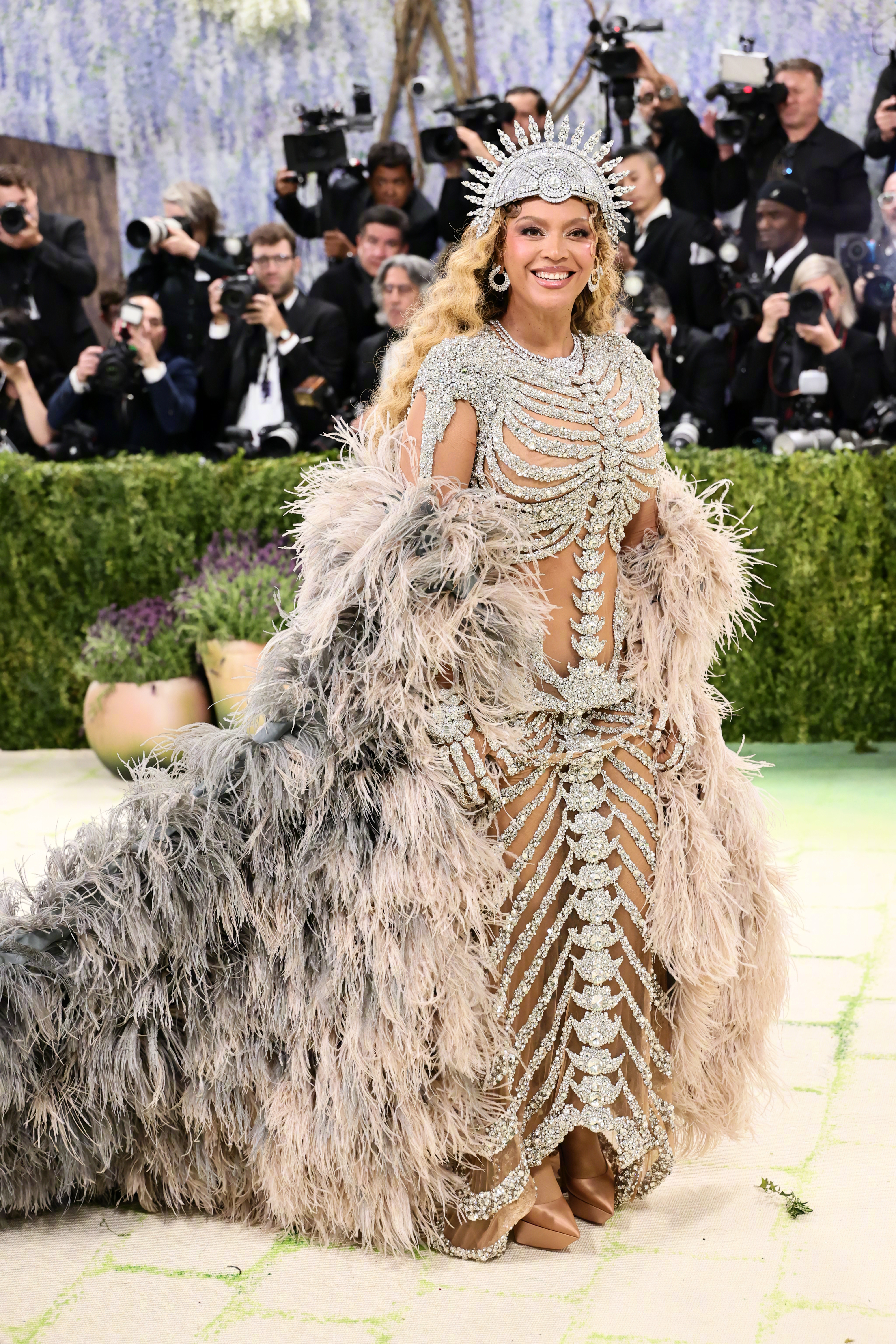 Beyonce亮相metgala红毯 ，穿了 Olivier Rousteing