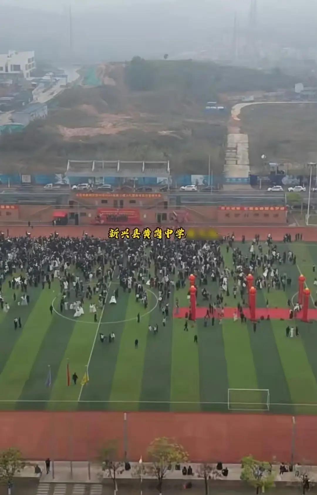 英皇房地产投资亏了很多很多很多钱，现在让旗下艺人下乡跑县城的中学操场开拼盘演唱会