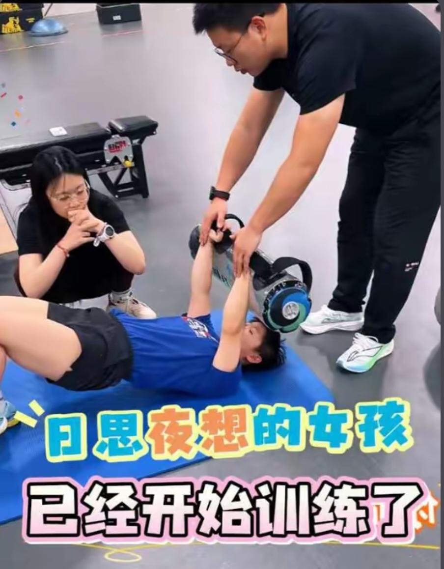 王楚钦出现了，孙颖莎也该出现了，果真应验了。
新鲜的小莎在练体能，体能教练王翔陪