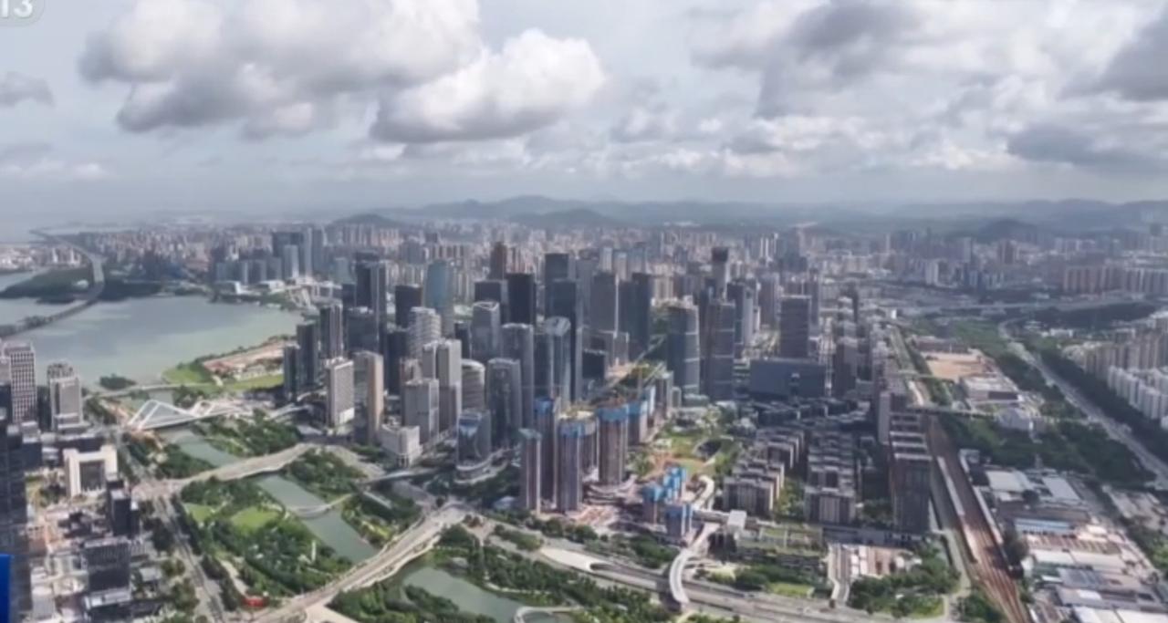 科创浪潮奔涌湾区，智造力量重塑城市发展格局。摩天楼宇勾勒都市天际线，智能机器人灵