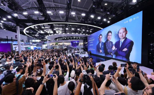 余承东称尊界带汽车链高端化 在2025粤港澳车展上，余承东表示：中国汽车高端制造