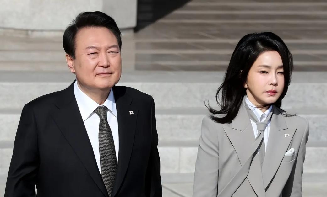 金建希和尹锡悦同时被羁押，不过不在同一个地方，夫妻俩想要再见面，估计很难了！李在