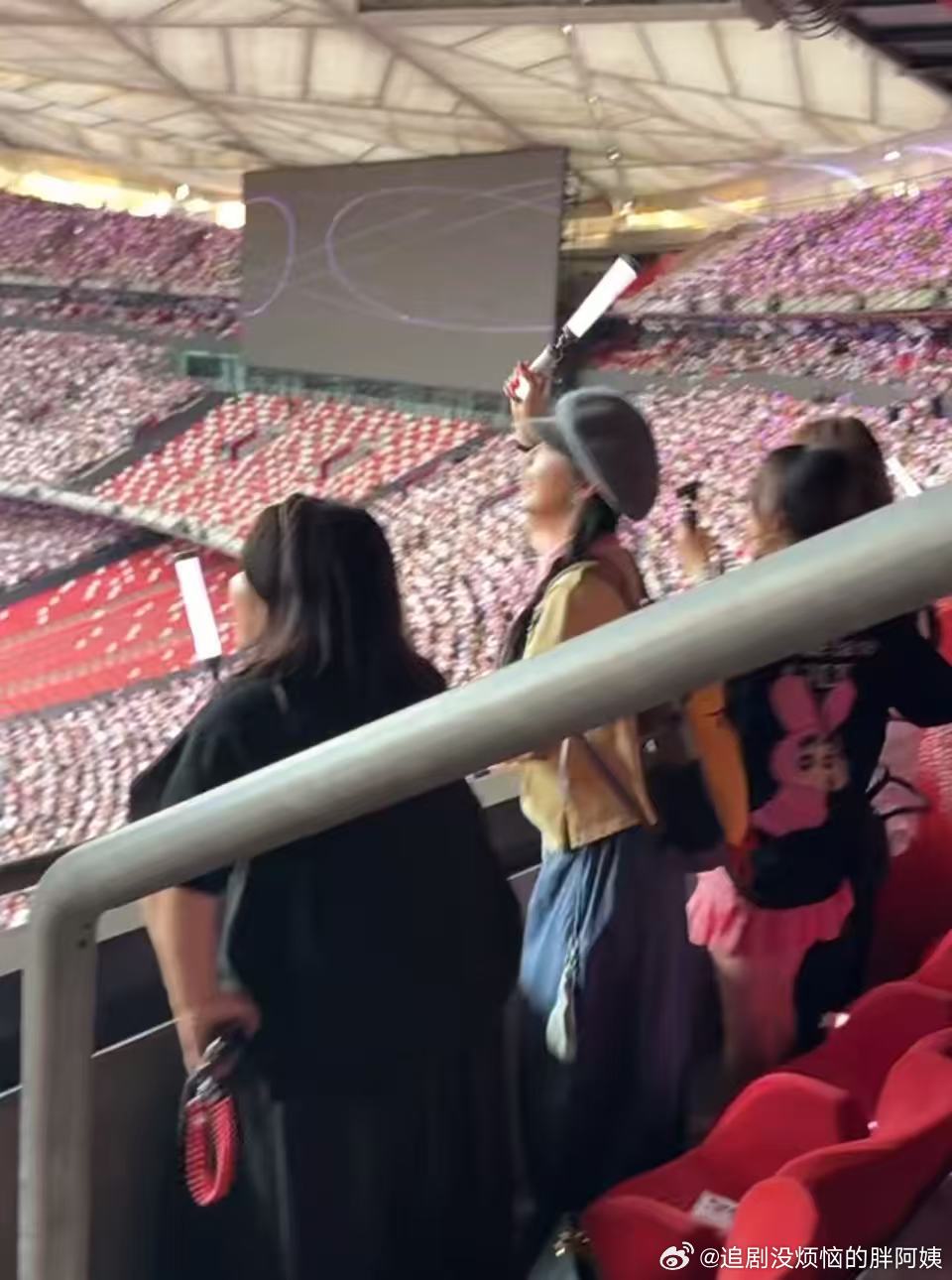 章若楠看周杰伦演唱会章若楠看周杰伦演唱会！章若楠去看周杰伦演唱会