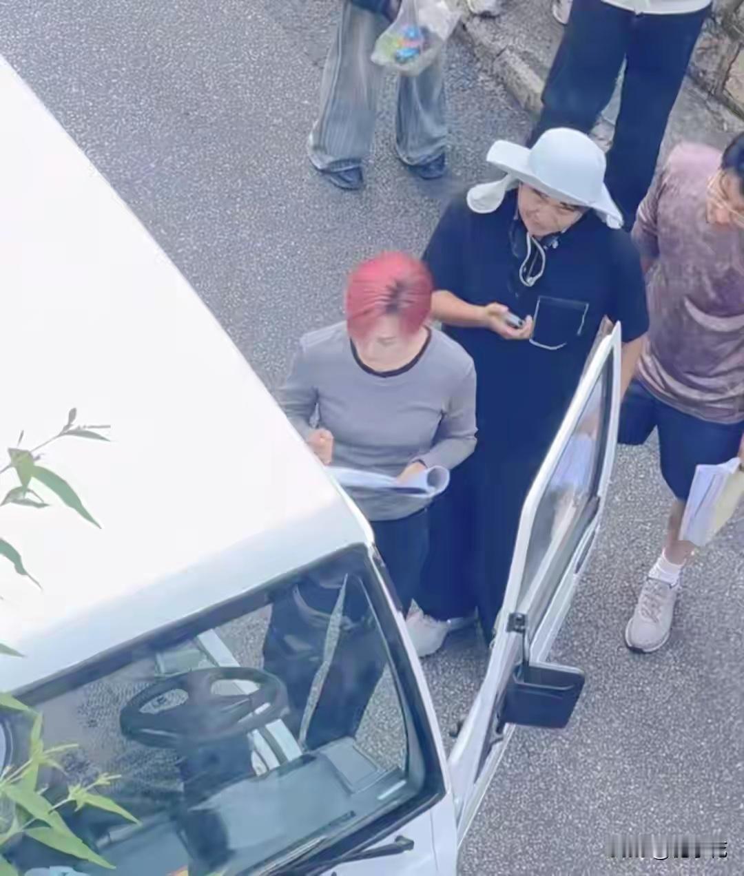 43岁孙俪在厦门街头拍戏被偶遇，她身穿灰色衣服，发色亮眼身材好 