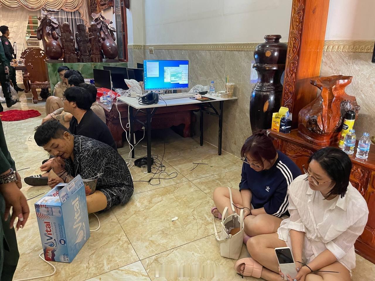 柬埔寨警方抓获7名韩国籍诈骗犯柬埔寨警方今天在金边市5号公路一处住宅区突击检查疑