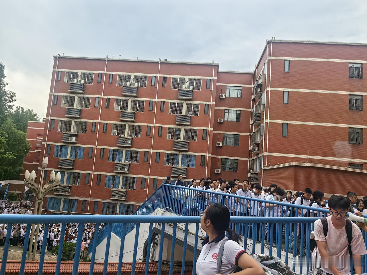 从没见过如此壮观的搬教室搬寝室，绵延约1公里，至少有5000人，这可能只在绵中能