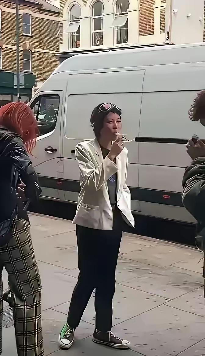 29岁窦靖童抽烟遭网暴：双标舆论，别拿世俗标准审判成年人
 
窦靖童街头抽烟被偷