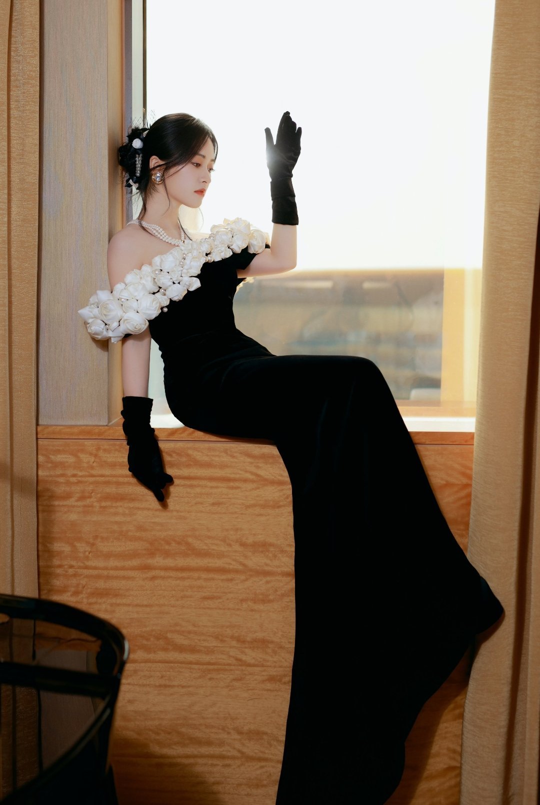 沈月的一组珍珠黑色礼服写真～ 