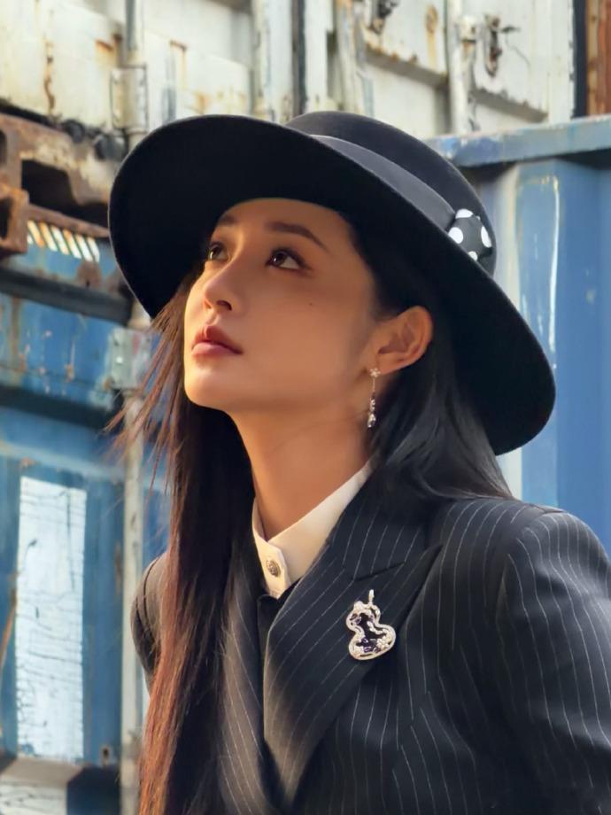 周洁琼冷感拽姐妆周洁琼野生眉封神谁能不爱周洁琼的冷感拽姐妆！野生眉根根分明超绝，