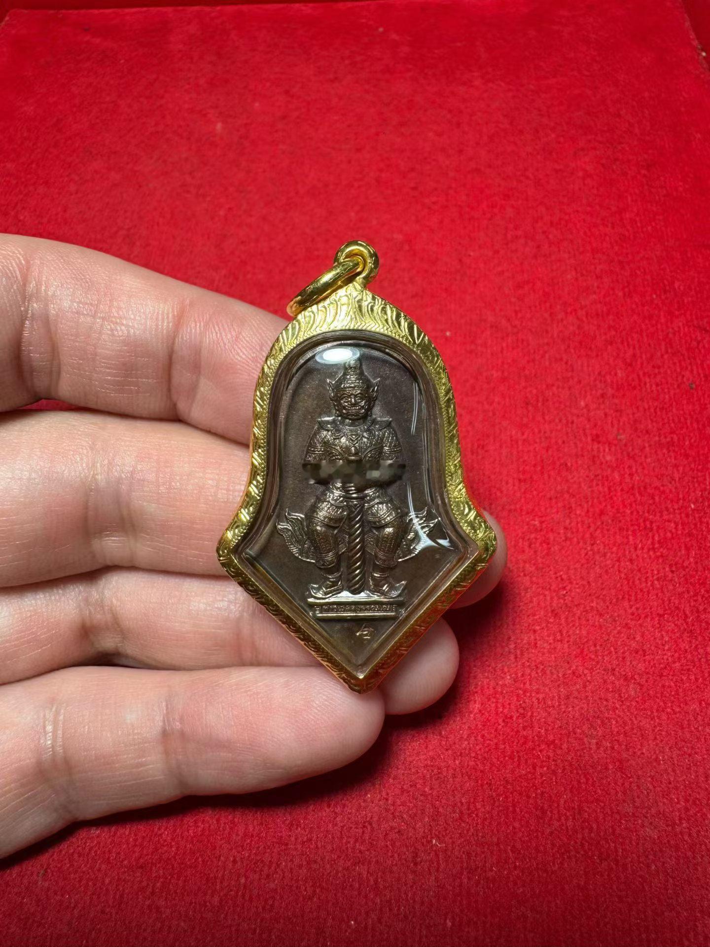【龙婆易2545年——论“亿‮富万‬翁” 鬼王令】泰国能量佛牌 ​​​