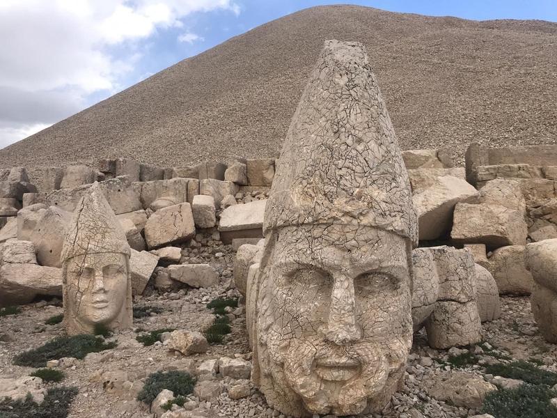 要我说相册里最美的日出，那还得是内姆鲁特山的日出。这座位于土耳其的死火山，海拔2