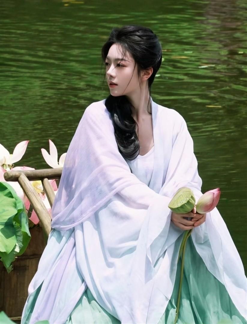 赵今麦《一念江南》楚听雨荷塘采莲现场路透，清丽灵动好似出水芙蓉 