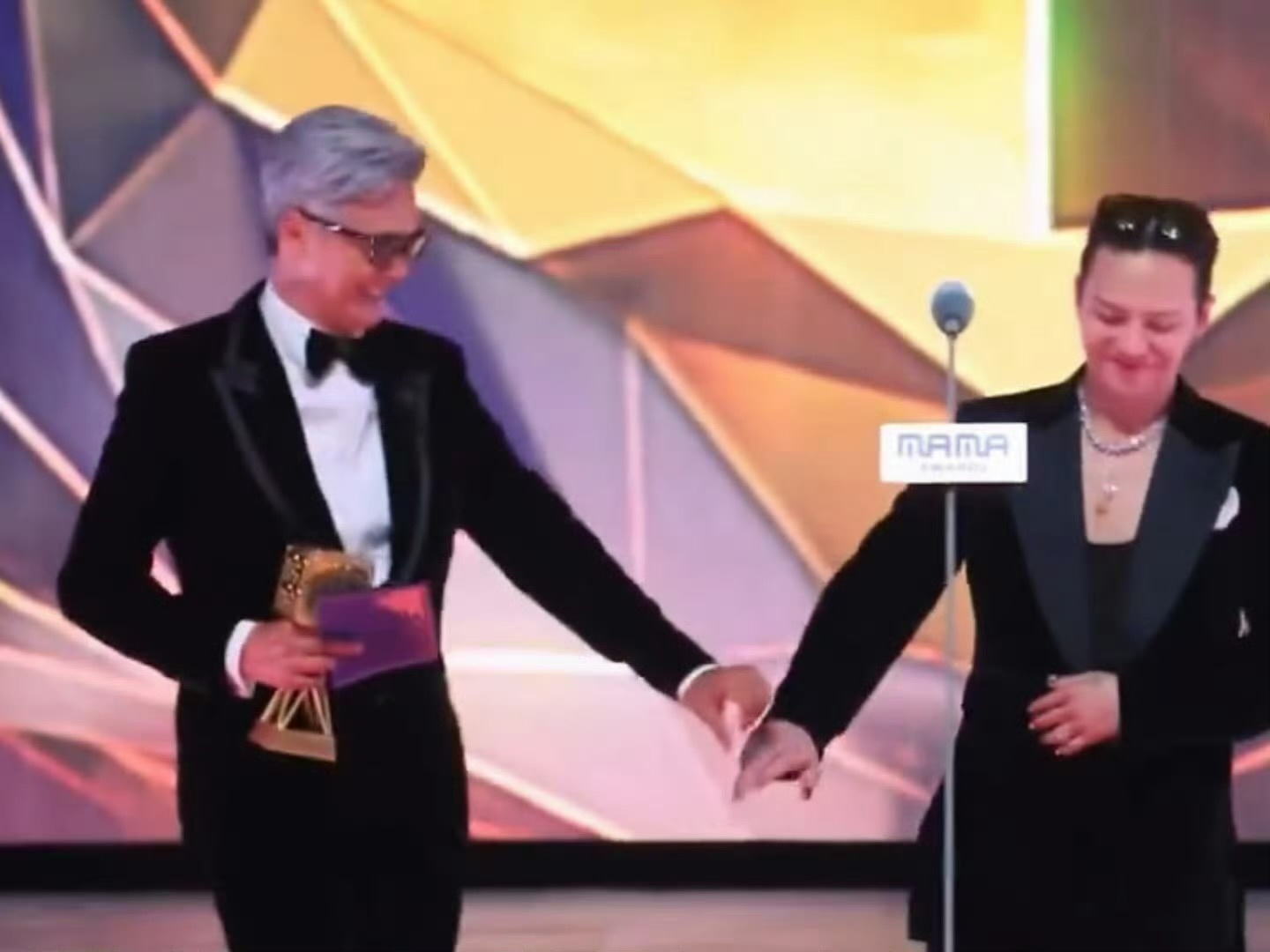 周润发现身MAMA为权志龙颁奖👏 