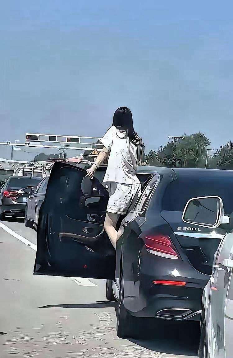 奔驰上的“睡衣姐”火了，
但她戳中的不是豪车
也不是真丝睡衣，而是高速堵车时那份