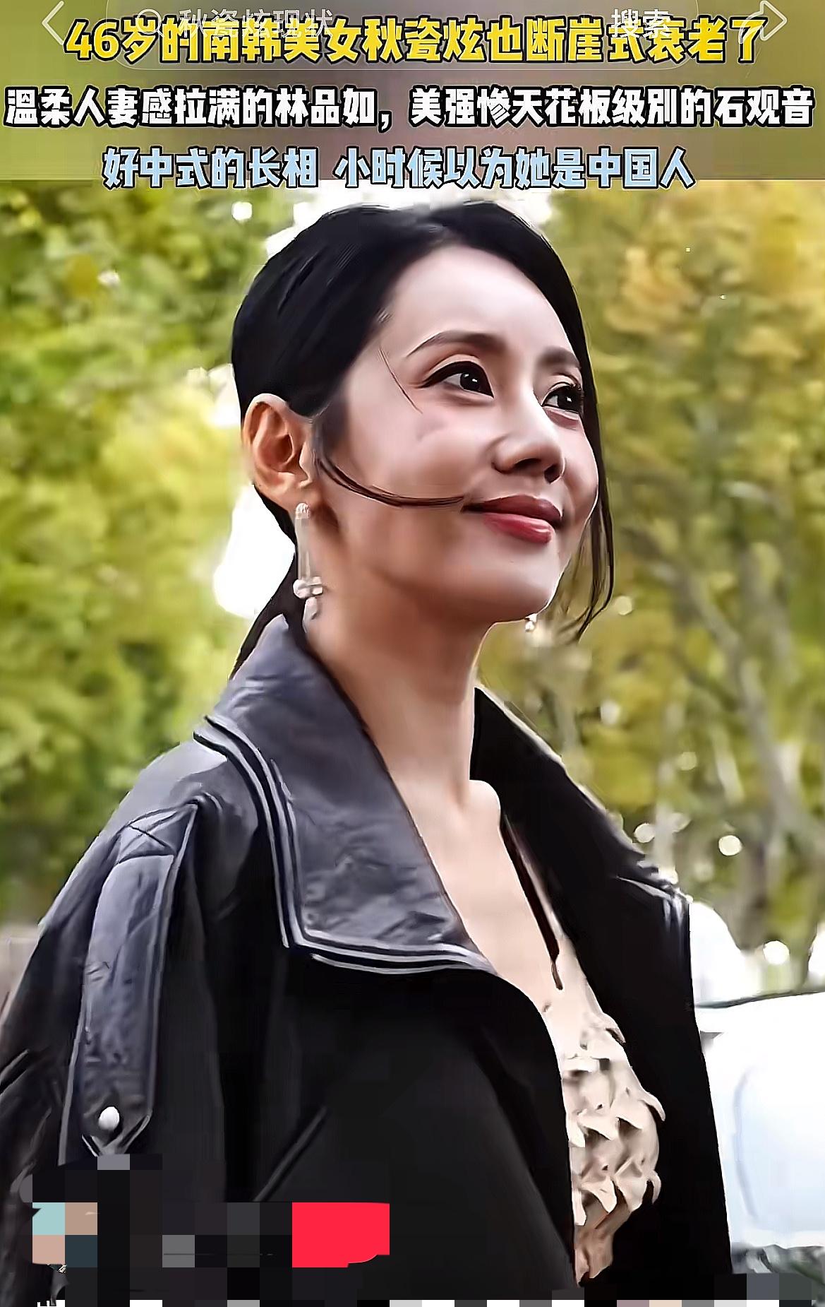 46岁的秋瓷炫，彻底撕下了中年女人的“遮羞布”。
航班延误随意消费、操持婆家琐事