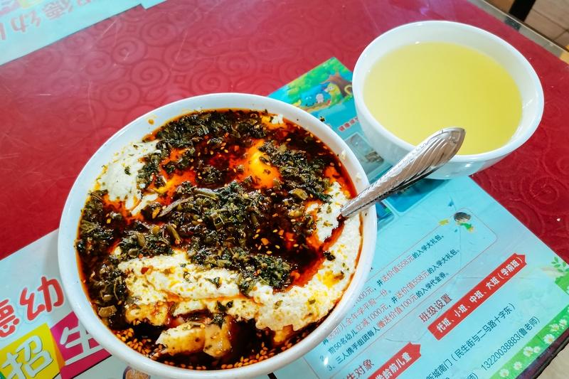 走遍家乡的大街小巷，才发现它藏着无尽的宝藏。
小城菜市场，熟悉的方言叫卖声此起彼