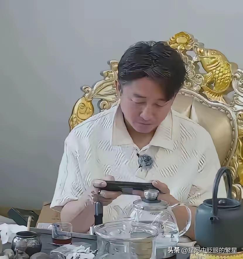 几亿身家的拳王邹市明退役后只想窝在家打打游戏，钱存银行每年光利息也有400多万。