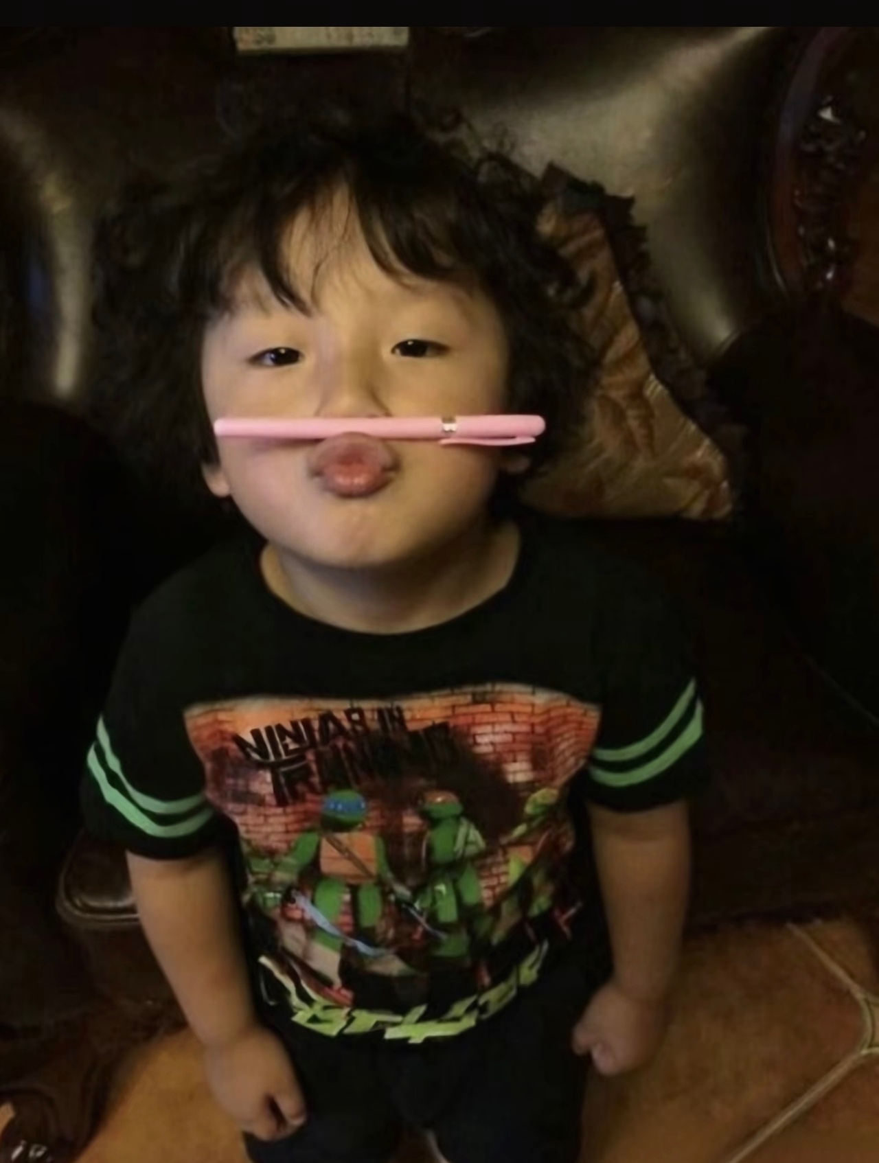 邹明轩瘦成V字脸印象里还是那个小胖墩卷毛轩轩，时间真的过得好快，现在已经是大帅哥