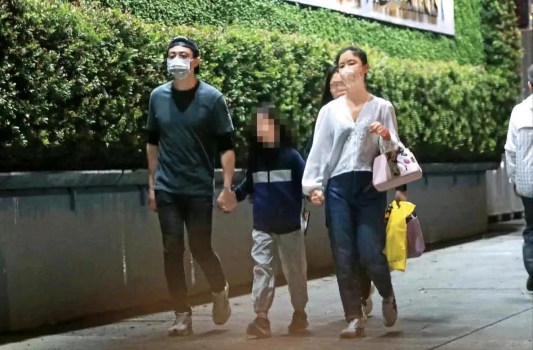 林心如一家三口逛街被拍到，画面十分温馨：霍建华、林心如和女儿小海豚手牵手一起逛街
