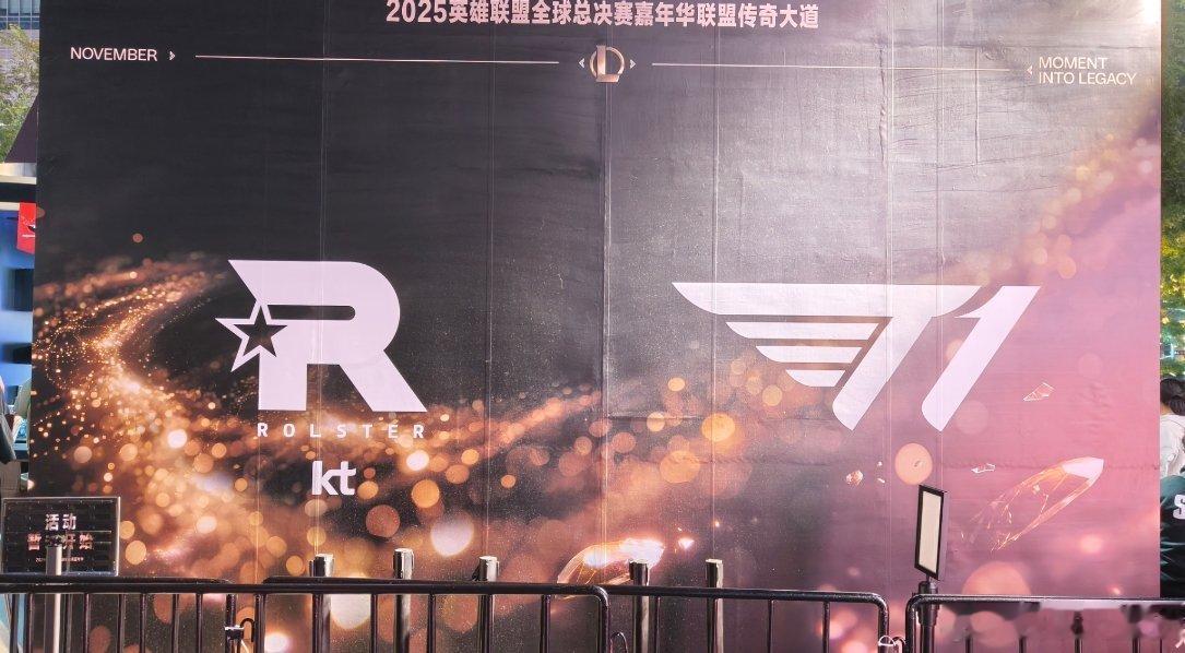 绷不住了，T1和KT摆在一起，GEN和G2坐一桌[柯基]2025联盟嘉年华t1对