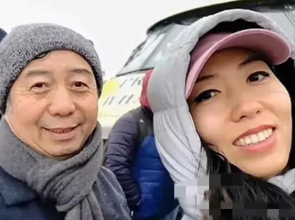 曲婉婷和父亲在国外幸福的生活。
妈妈张明杰在国内蹲大牢。
因为有了这样一个贪官妈