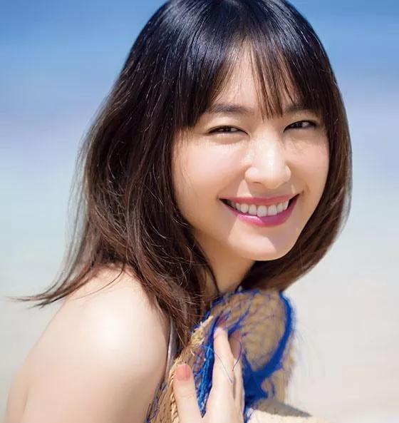 三十一岁的日本护士藤原遥嫁到长沙，因为适应不了当地生活，已经订好了返回东京的机票