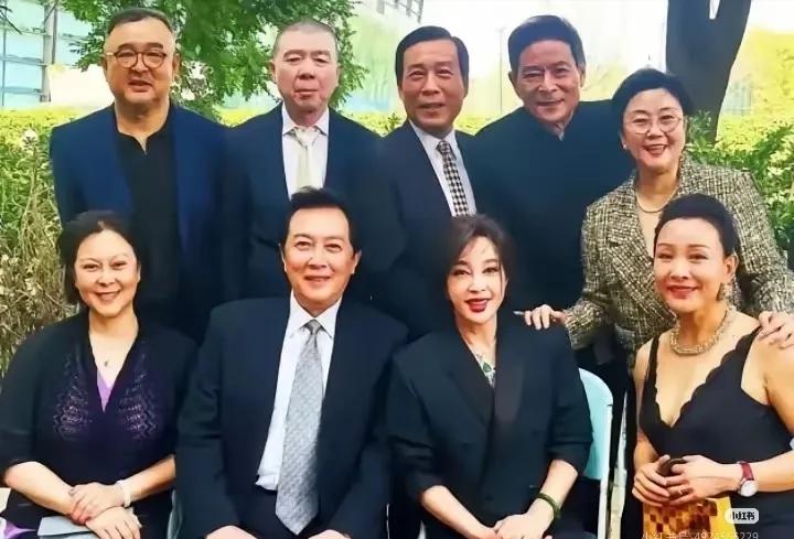 2026年5月26日，一张娱乐圈老照片在网上火了。博主“娱乐仔仔”发起认人挑战，