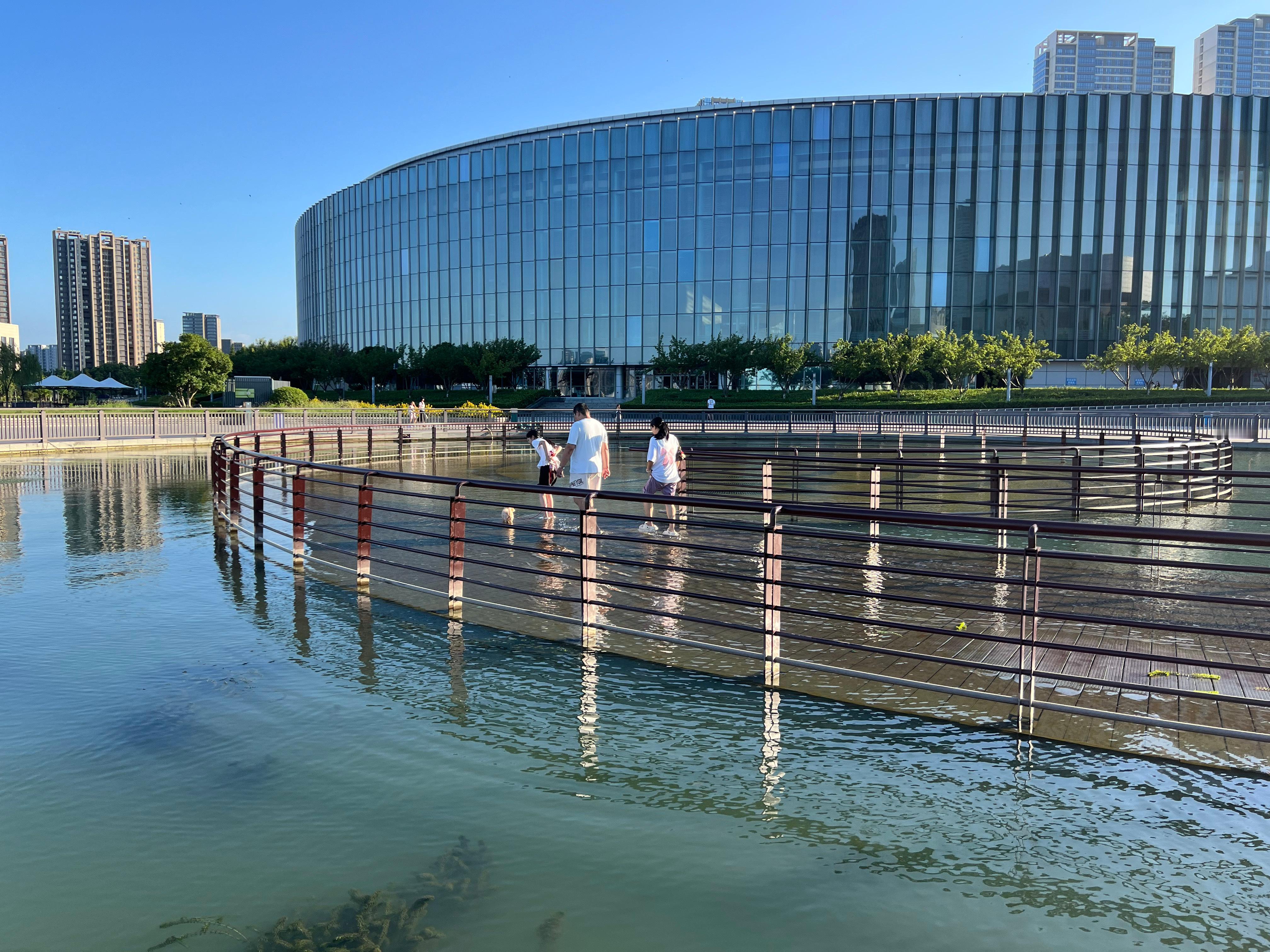 江南小城宜兴，拥有数量众多的滨水、亲水平台。依水而建的开放空间，串联起城市水岸风