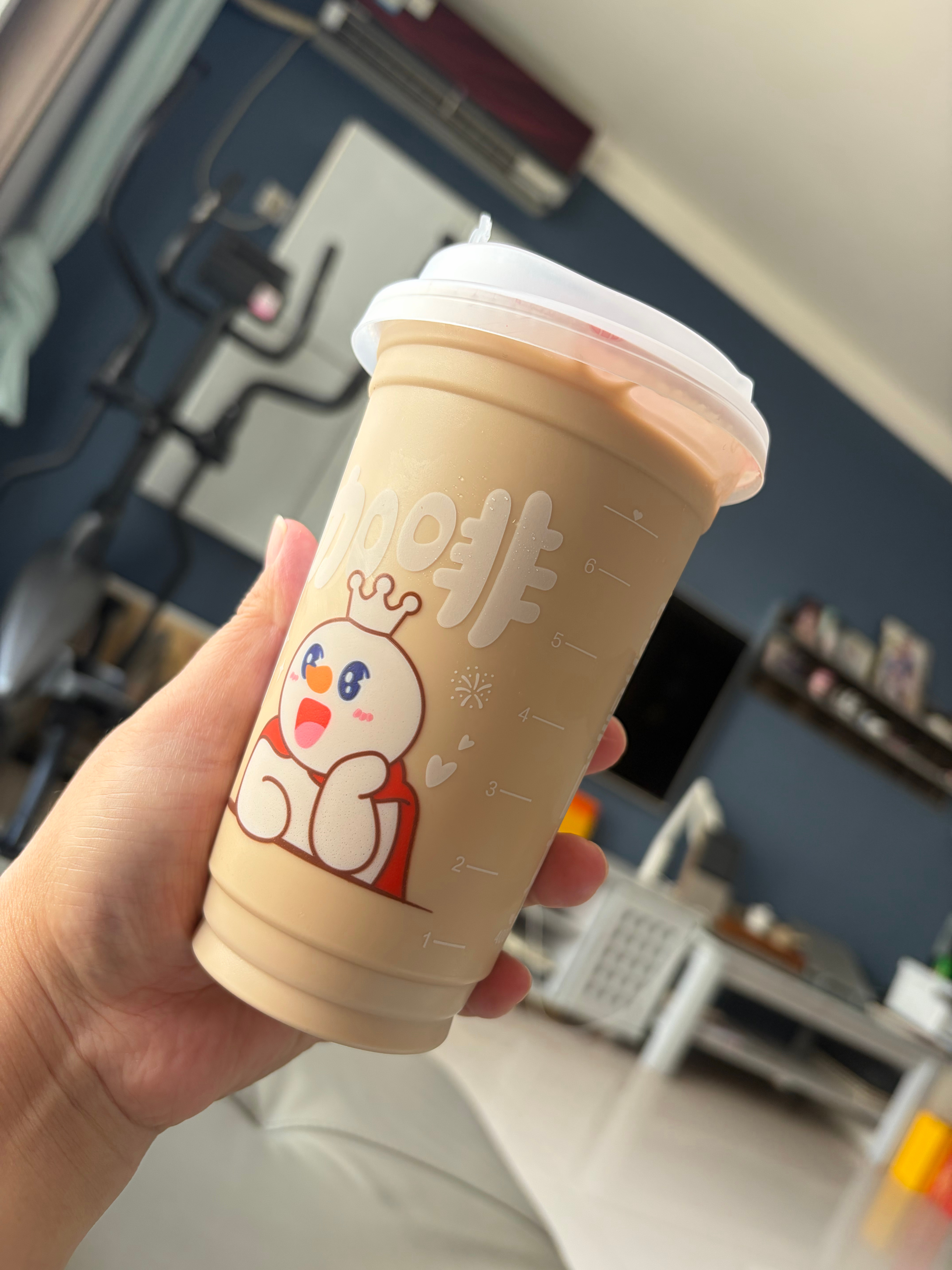 今天蹭了一杯咖啡，俩孩子点奶茶，我说，给我来一杯冰拿铁，闺女还斤斤计较的说，我都
