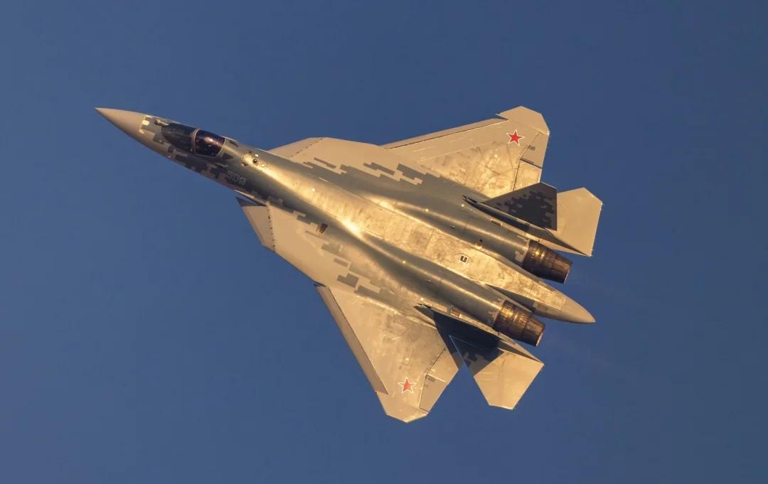 迪拜土豪金限量款 金光下的黄金Su57
今天最后一天了，机型齐全，和第一天比只差