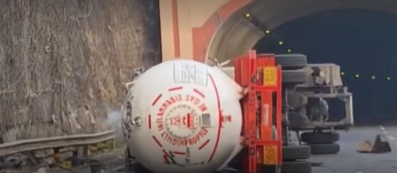 印度一辆载有丙烯的气罐车在隧道入口处侧翻，导致这条关键高速公路彻底瘫痪，拥堵已超