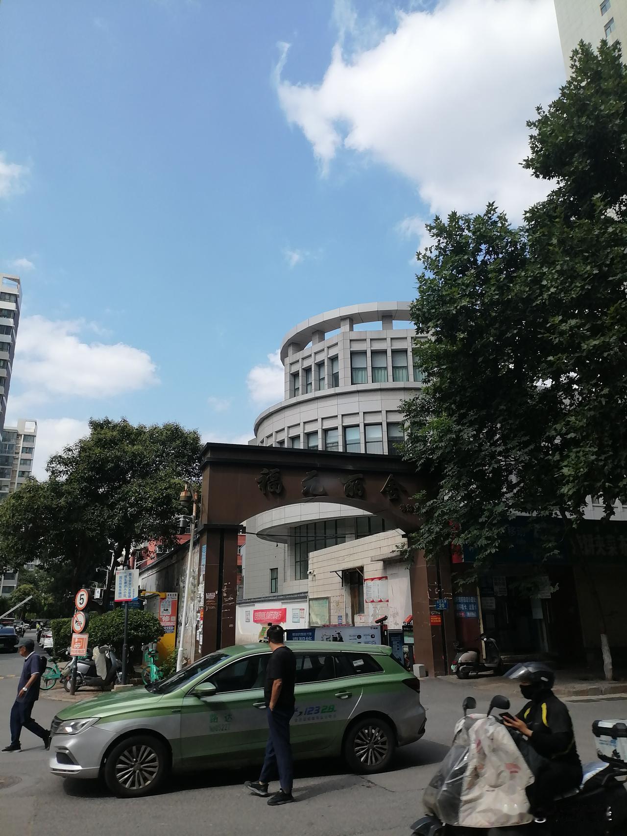 晒图笔记大赛天空湛蓝，白云与乌云共存。