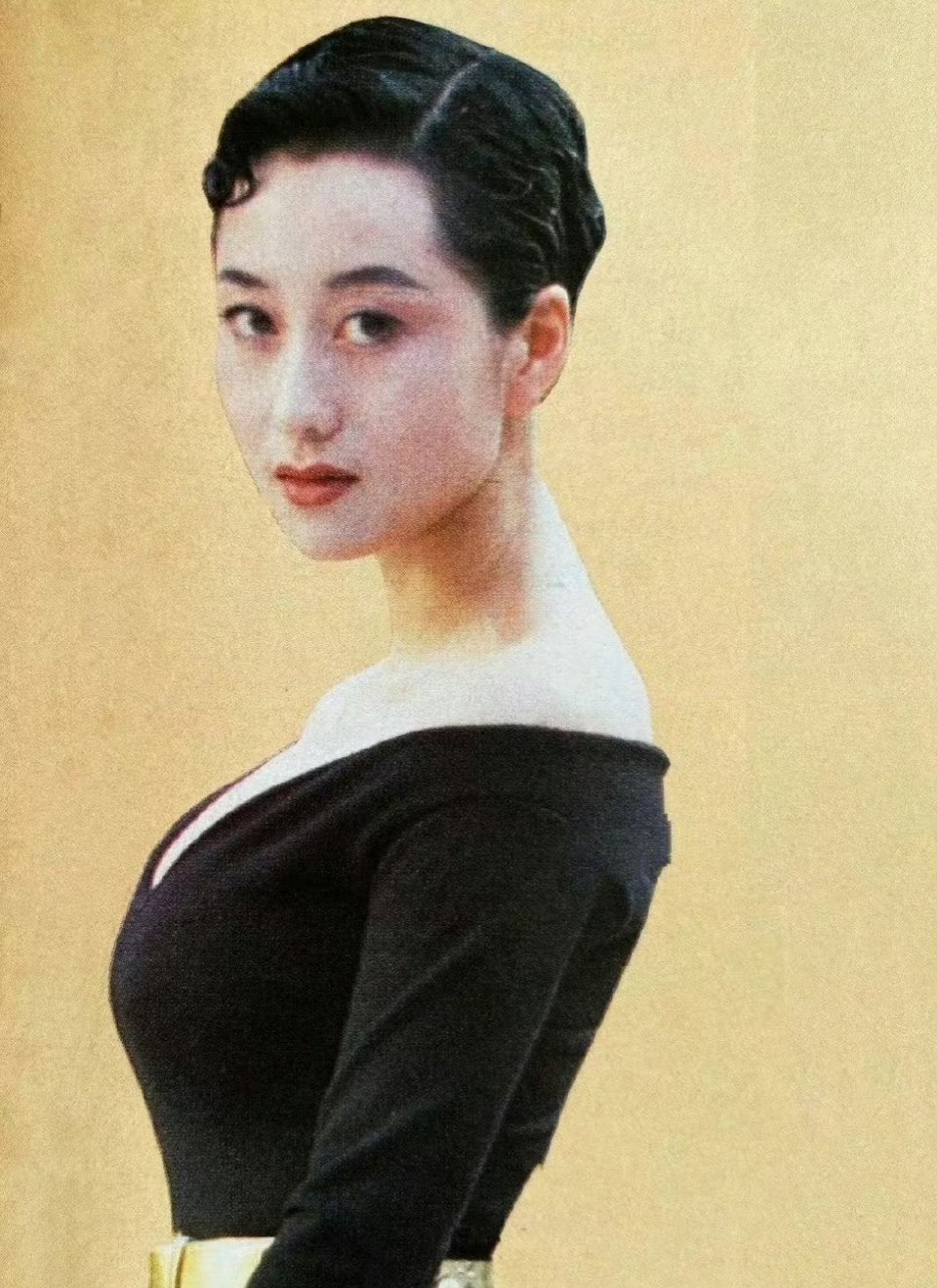 利智当年无美颜滤镜生图，这身材谁看了不迷糊，怪不得李连杰那么疯狂地追她 