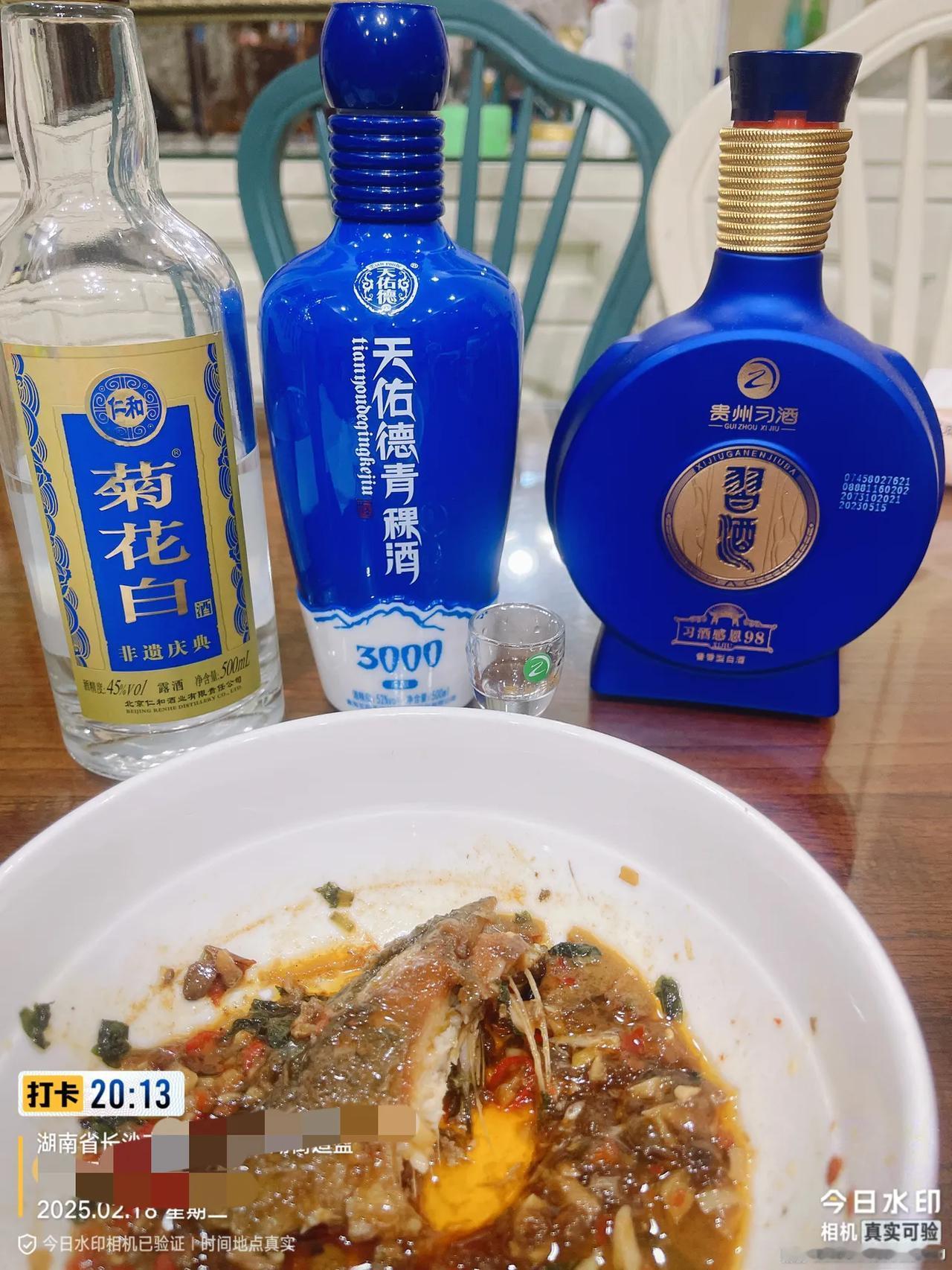 一人独酌未题诗，
两杯淡酒忘华年。
三更渐至七分醉，
四季迢迢待一人。
男人的快