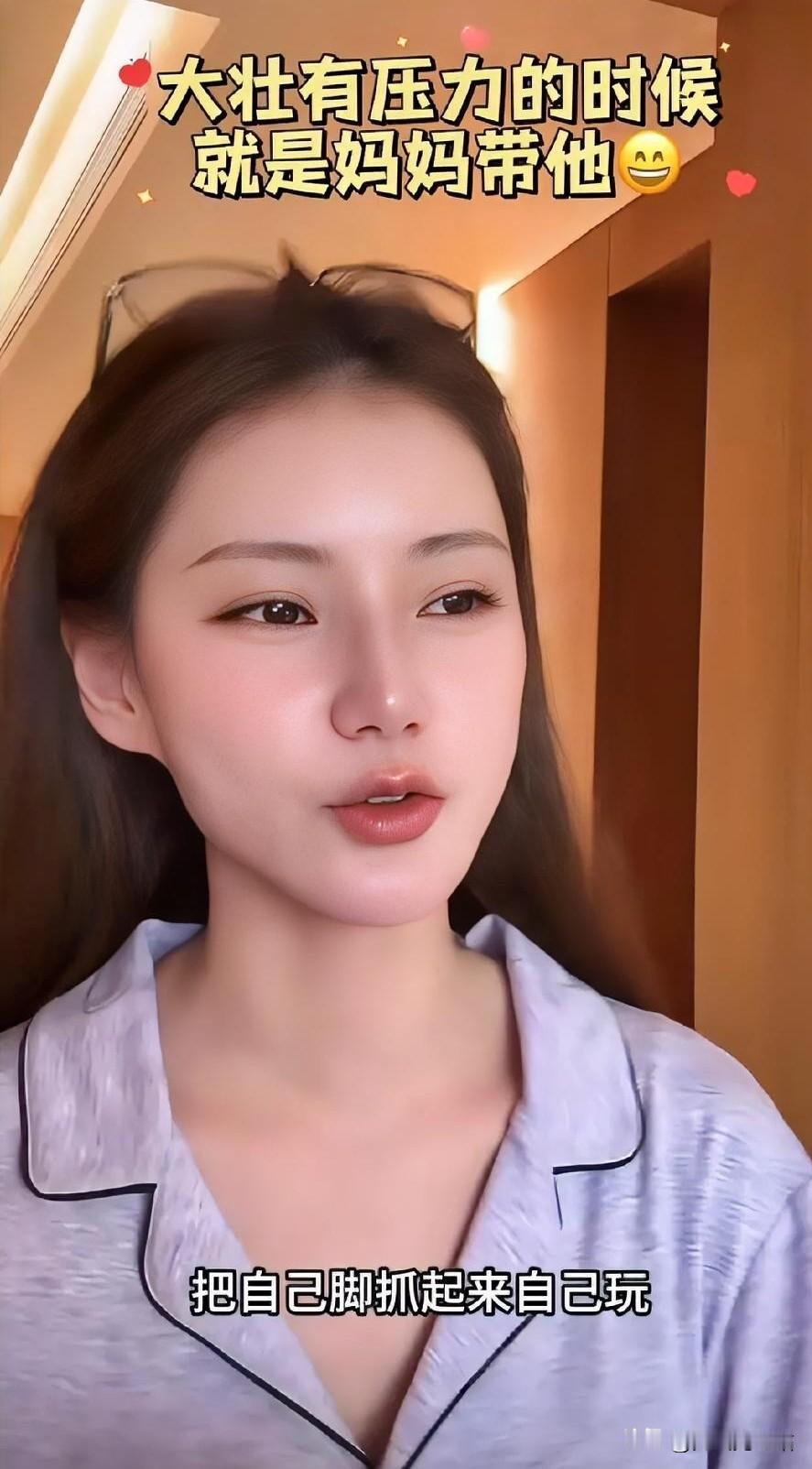 汪宝儿假装哼哼唧唧求抱抱，本想撒娇讨关注，没想到被马筱梅一眼看穿小把戏。

小家