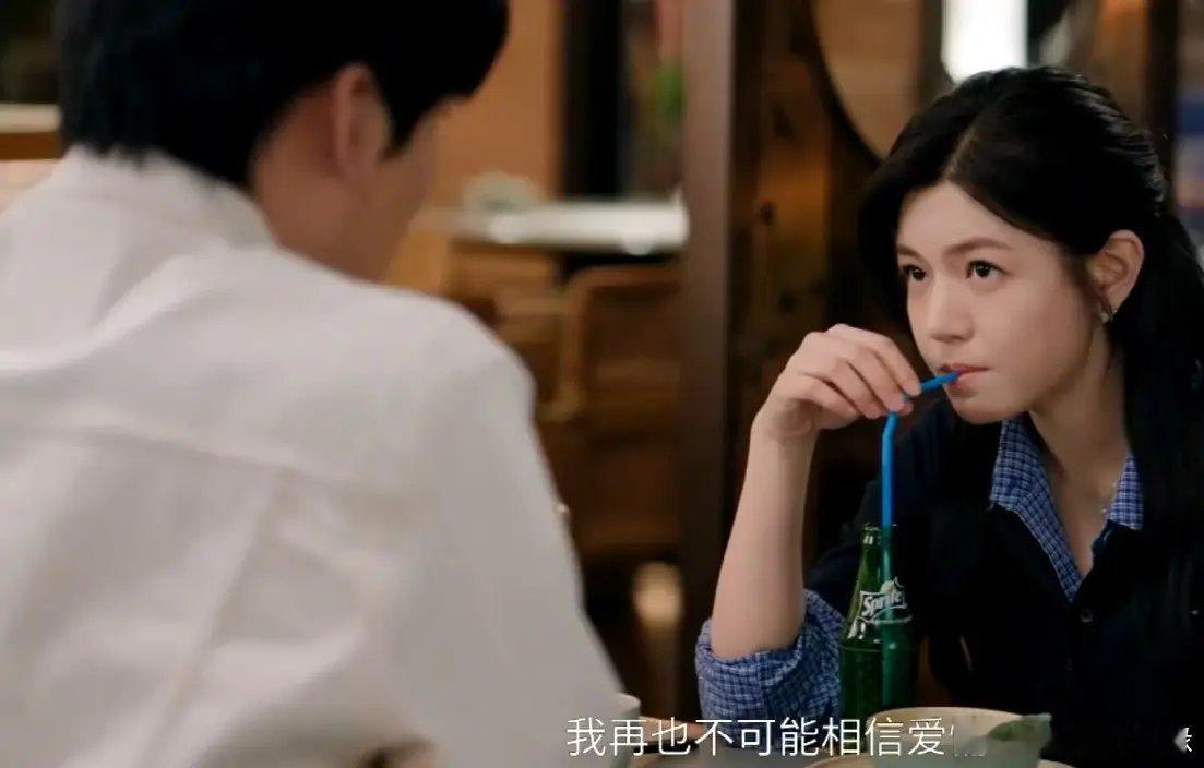 李雾谈恋爱岑矜很热烈，吃起醋来也很猛，姐弟恋刚谈上就要因为李雾出国留学而分手了。