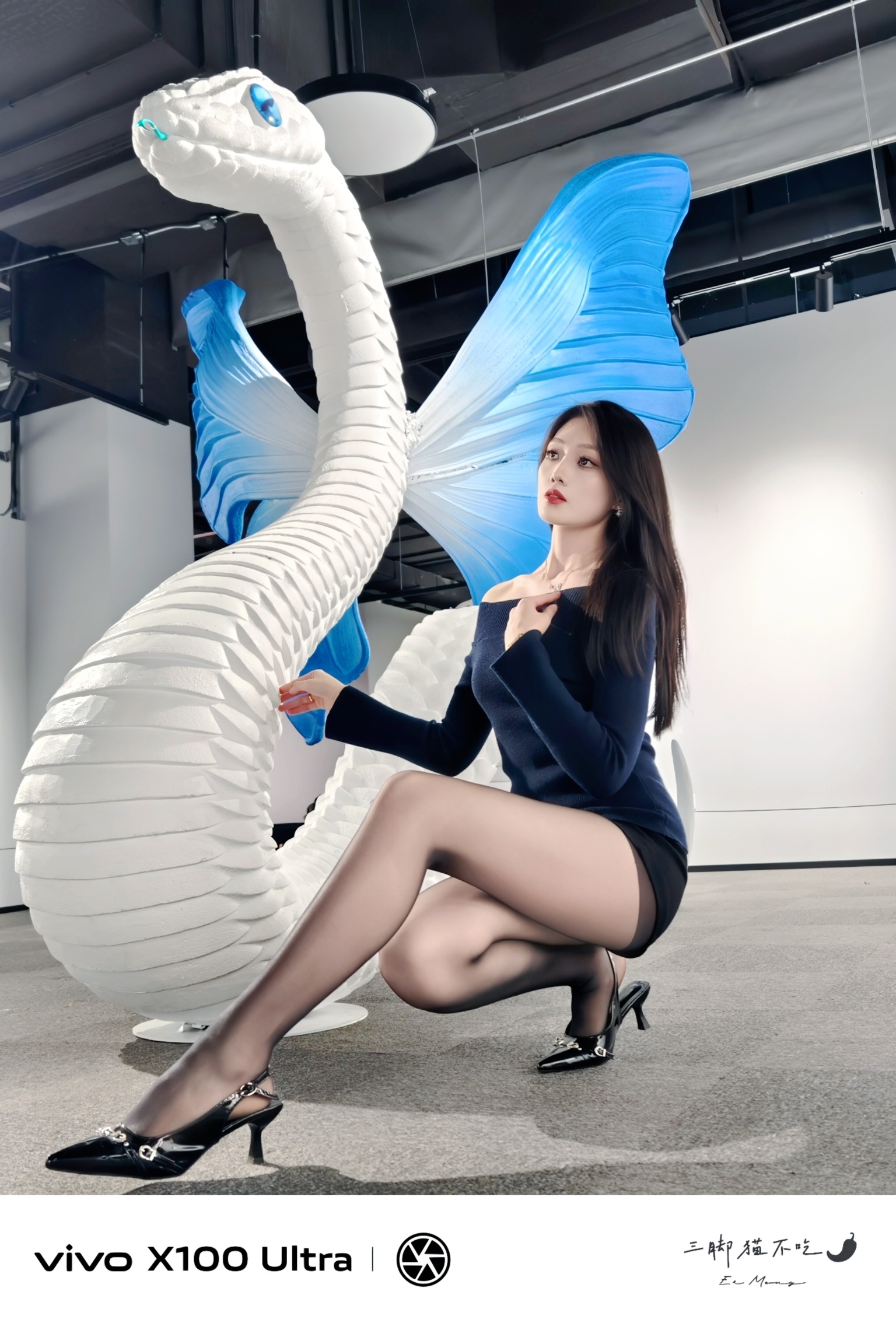 vivo X100 Ultra拍摄的照片成像效果。色彩上，雕塑蓝与人物服装对比鲜