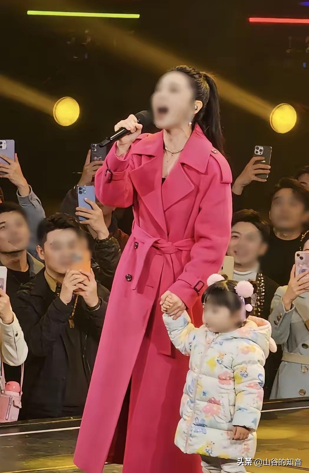 女子带娃相亲提20万还贷要求遭冷场，别把真心成家活成利益交换
 
一位离异女子带