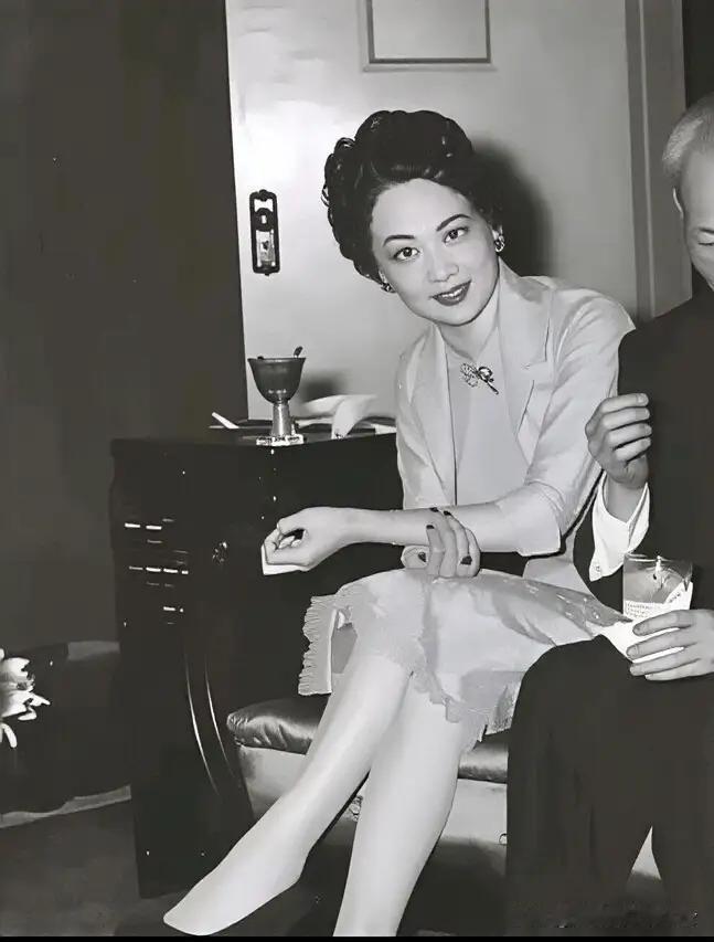 这是宋庆龄最小的弟媳妇胡其瑛，其丈夫宋子安在宋氏家族里年龄最小，最低调的，也是跟