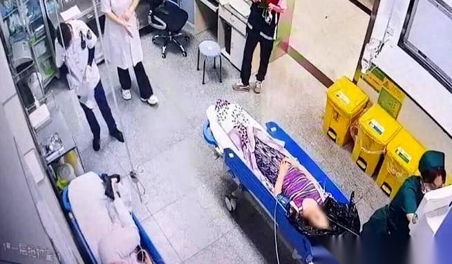 门窗严丝合缝，空调冷气呼呼直吹，桌上的炭盆连个火星子都看不见了。大连这家人安心地