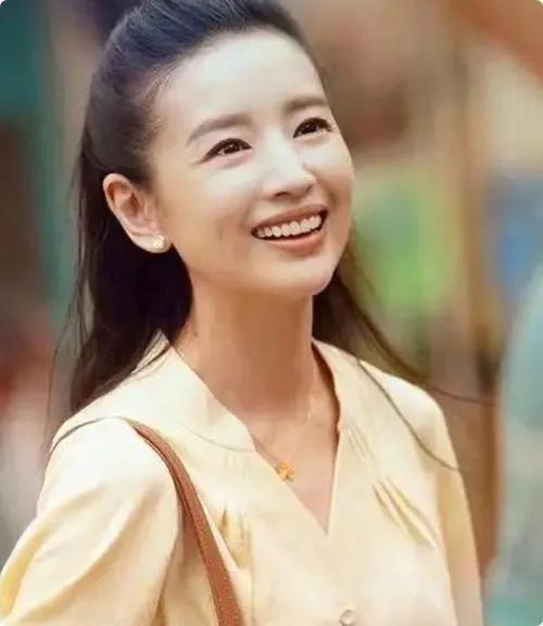 董洁与赵今麦同框饰演母女，画面格外吸睛。董洁气质温婉，自带岁月沉淀的优雅；赵今麦