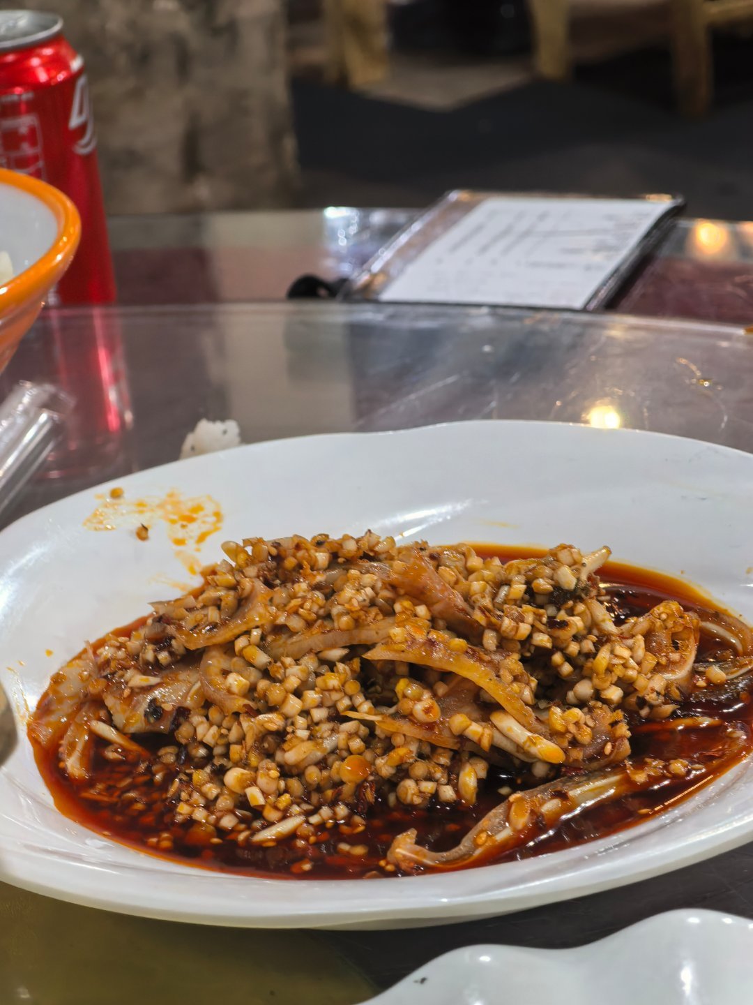 在明婷，刚看到猪耳朵就开心点了菜，没看到折耳根。这么一点点的折耳根，就能用腥味污