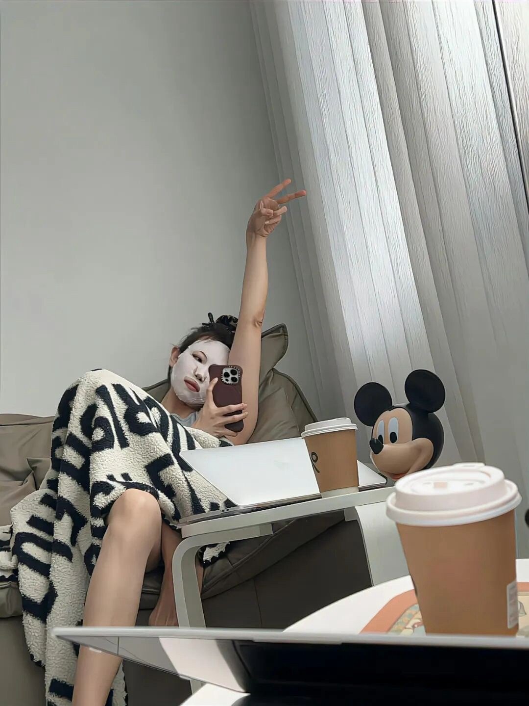 这两年一个靠山都没有 全靠我兢兢业业 凭年轻获取可怜的福利 恨的人也没死 爱的人